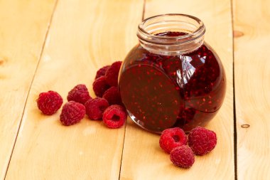 Ev yapımı ahududu reçeli kavanozda taze ahududu, köy usulü.