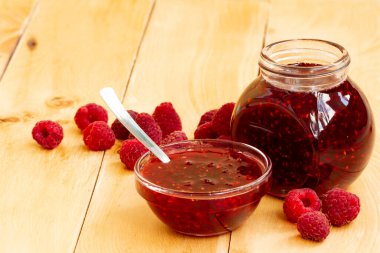 Ev yapımı ahududu reçeli kavanozda taze ahududu, köy usulü.