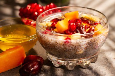 Meyveli Chia tohumu pudingi, sağlıklı kahvaltı.