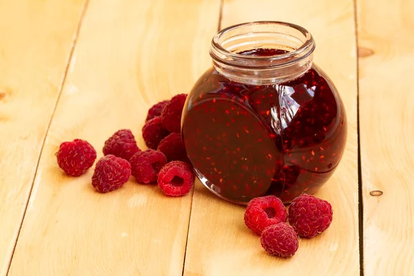 Ev yapımı ahududu reçeli kavanozda taze ahududu, köy usulü.