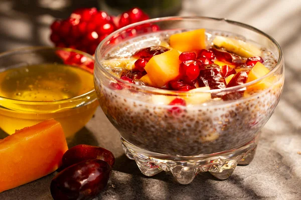 Meyveli Chia tohumu pudingi, sağlıklı kahvaltı.