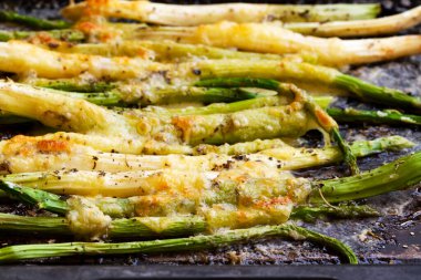 tepside peynirle pişirilmiş kuşkonmaz..