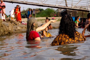 Mayapur, Batı Bengal, Hindistan - 28 Nisan 2019. Hintliler kutsal Ganj nehrinde yıkanıyor..