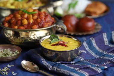 Geleneksel Hint ev yemeği. Koyu mavi arka planda ulusal Hint mutfağı yemekleri. pirinç, dal, sabji, pakora, köri, chili. Boşluğu kopyala