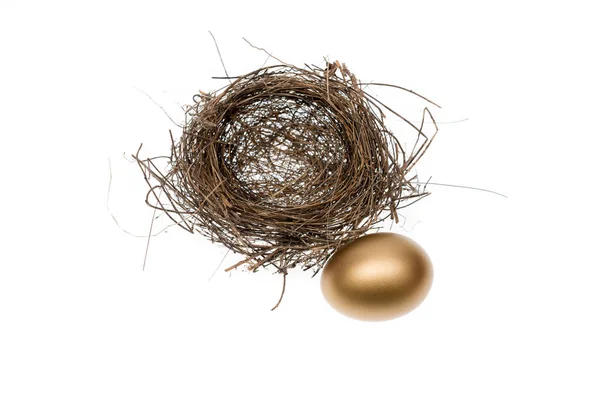 Arany-tojás belsejében egy fészek, elszigetelt fehér background. — Stock Fotó