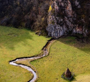 Saman yığını ile dağlarda sonbahar peyzaj.