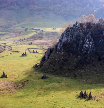 Saman yığını ile dağlarda sonbahar peyzaj.