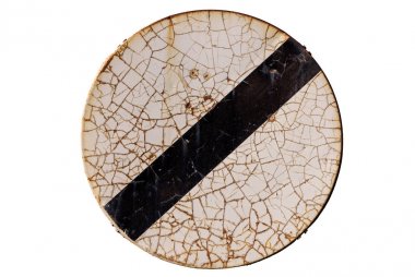 Beyaz arka plan üzerinde izole trafik işareti. Zaman tüketilen eski paslı yol işareti.