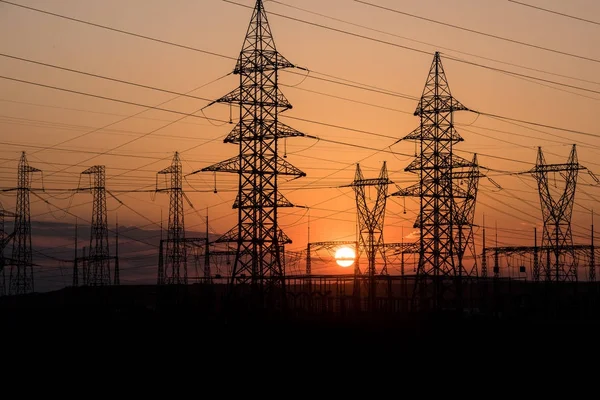 Elektrik İletim pilon karşı günbatımı gökyüzü kontrast. Elektrik arka plan. Yüksek gerilim elektrik kule hattı.