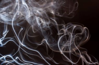 Siyah bir arka plan üzerinde duman. Hareket desenler arka plan grafik duman.