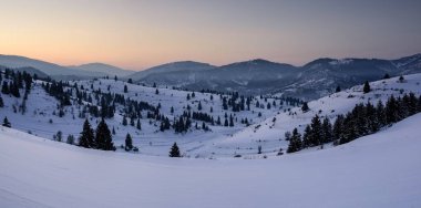 Günbatımı manzara. Kış panoramik manzara mavi saatte.