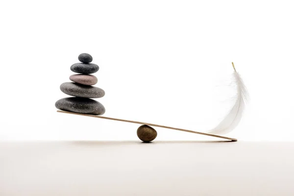 石与羽的平衡 重和轻的概念 免版税图库图片