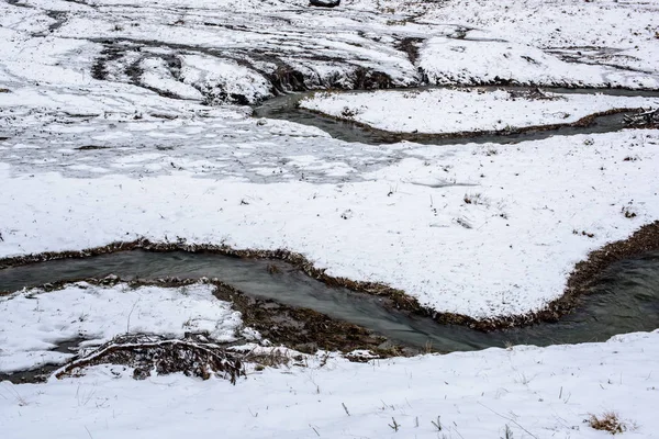 春天融化的冰 春天的融化 泉溪在田野里流淌着融化的雪 — 图库照片