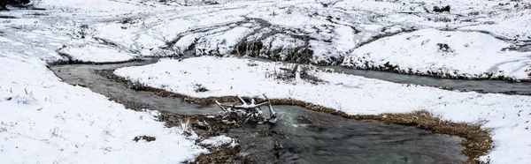 Wiosną Topnienia Lodu Wiosenny Odwilży Spring Creek Przepływające Polu Topniejącego — Zdjęcie stockowe