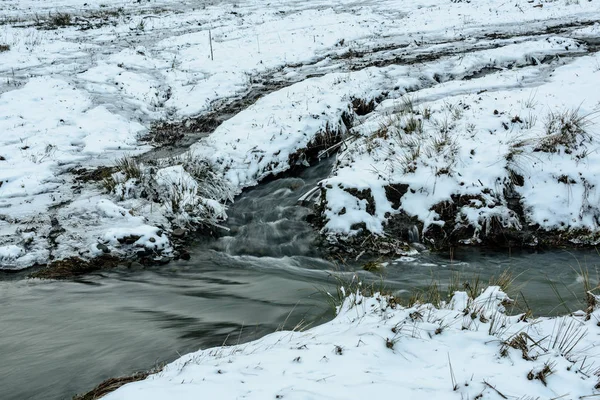 春天融化的冰 春天的融化 泉溪在田野里流淌着融化的雪 — 图库照片