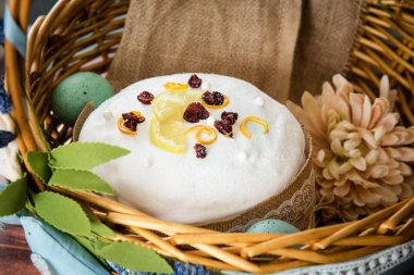 Tatlı ekmek, paska ve hasır sepet yumurta Paskalya kompozisyon. Ortodoks kulich. Tatil kahvaltı konsepti