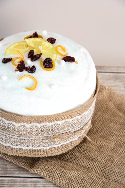 Paskalya kompozisyon tatlı ekmek, paska ahşap arka plan üzerinde. Tatil kahvaltı konsepti