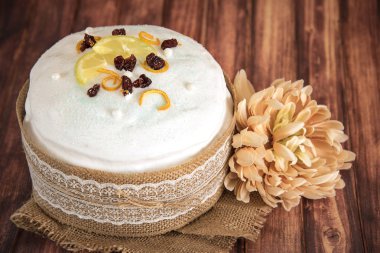 Paskalya kompozisyon tatlı ekmek, paska ve ahşap arka plan. Ortodoks kulich. Tatil kahvaltı konsepti