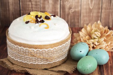 Tatlı ekmek, paska ve ahşap arka plan üzerinde yumurta Paskalya kompozisyon. Ortodoks kulich. Tatil kahvaltı konsepti