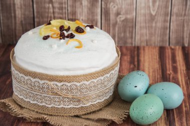 Tatlı ekmek, paska ve ahşap arka plan üzerinde yumurta Paskalya kompozisyon. Ortodoks kulich. Tatil kahvaltı konsepti