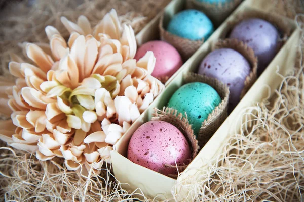 Разноцветные раскрашенные пасхальные яйца в подарочной коробке — стоковое фото