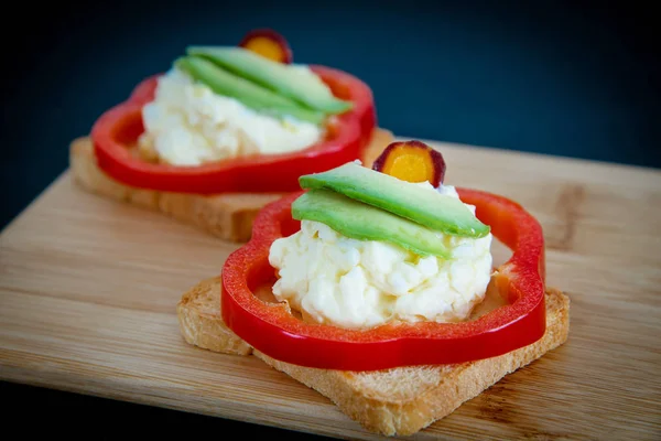 Tostadas con ensalada y queso de ajo. aperitivo — Foto de Stock