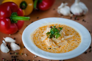 Masanın üzerine bir kase sıcak sebze çorbası lahana ile yakından