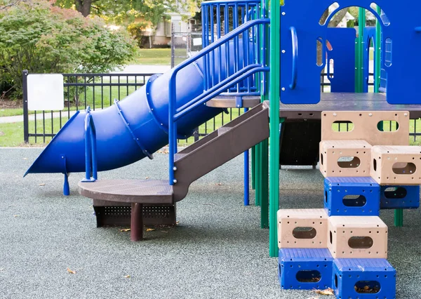 Crianças deslizam no parque infantil — Fotografia de Stock