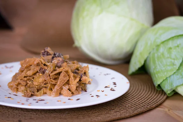 Cavolo di stufato con una salsiccia — Foto Stock