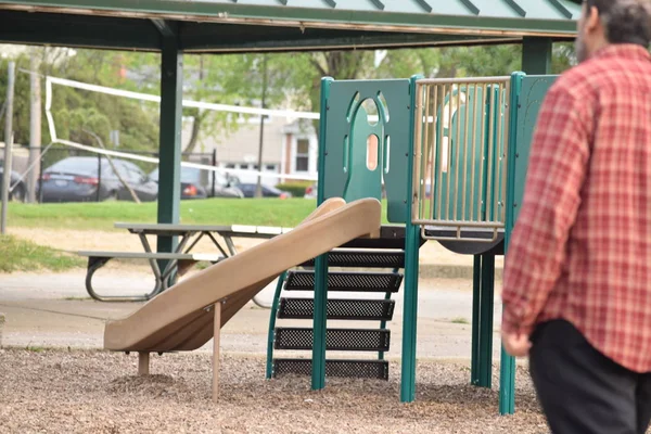 Crianças deslizam no parque infantil — Fotografia de Stock