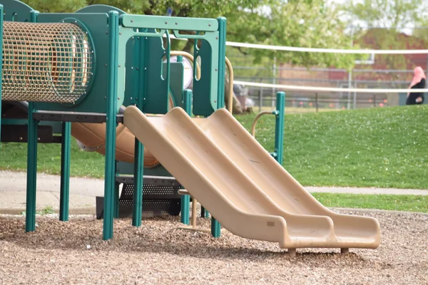 Kinderrutsche auf dem Spielplatz — Stockfoto