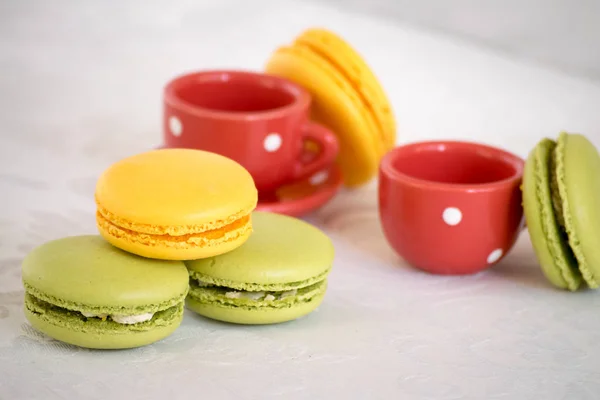 Macarons colorés français avec théière et tasse . — Photo