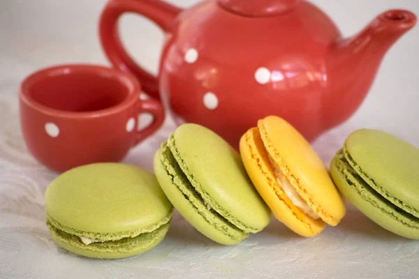 Macarons colorés français avec théière et tasse . — Photo