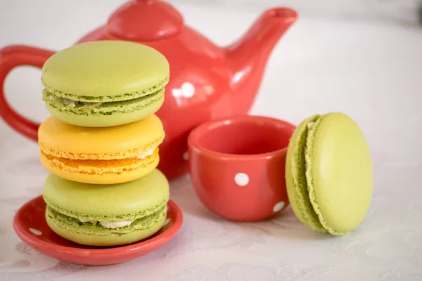 Macarons colorés français avec théière et tasse . — Photo
