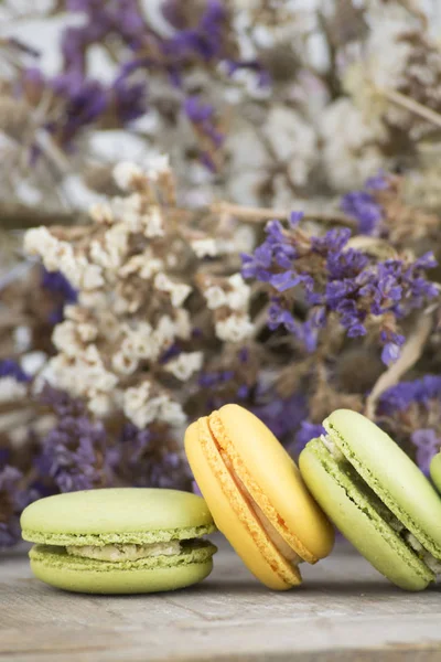 Französisch Dessert Macarons mit Blume — Stockfoto