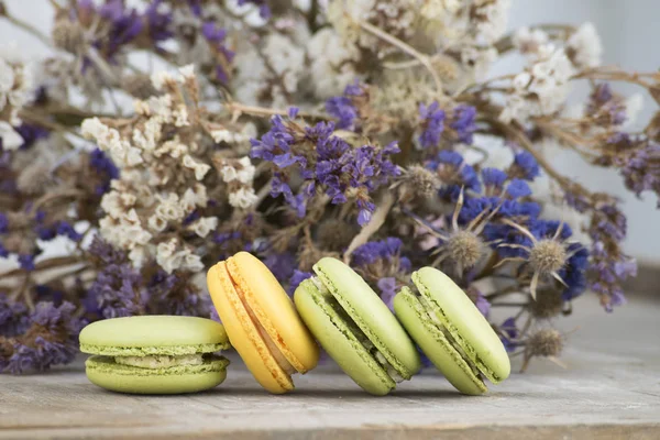 Macarons dessert français à la fleur — Photo