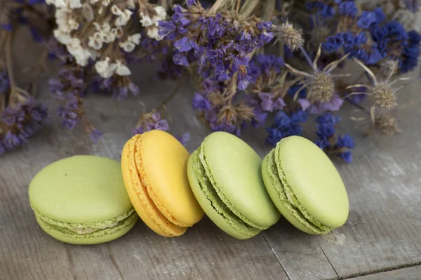 Macarons dessert français à la fleur — Photo