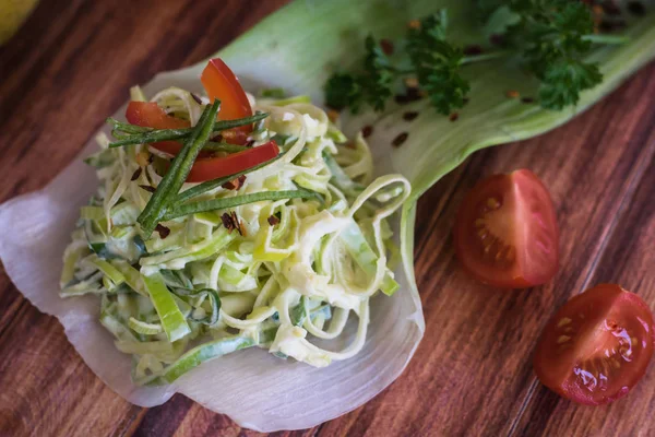 Салат з цибулю-порей і цибуля — стокове фото