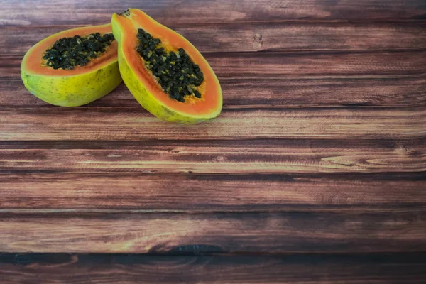 Papaya fresca sobre fondo de madera — Foto de Stock