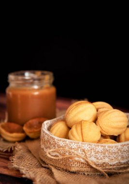 ev yapımı kurabiye fındık ile ahşap masa üzerinde krem haşlanmış yoğun milkt şeklinde.