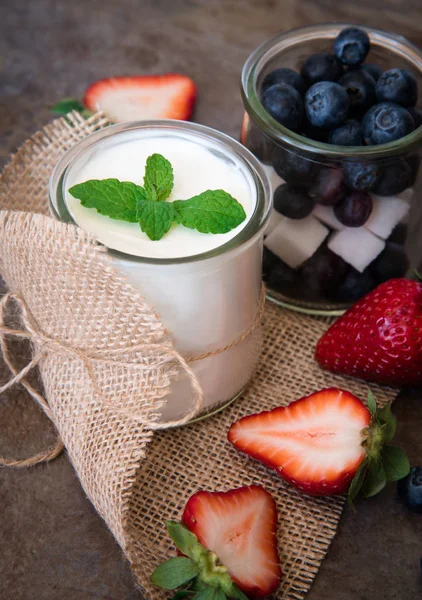 Yogur casero, crema agria con arándanos y fresas sobre fondo de pizarra de piedra . —  Fotos de Stock