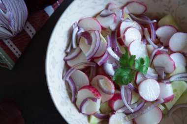 sağlıklı salata taze olgun yaz sebze, domates, salatalık, turp siyah taş üzerinde arka plan kayrak