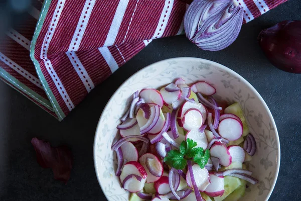 Sana insalata con verdure fresche mature estive, pomodoro, cetriolo, ravanelli su sfondo nero pietra ardesia — Foto Stock
