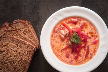 Ev yapımı kırmızı pancar çorbası. S ile geleneksel Ukrayna pancar çorbası
