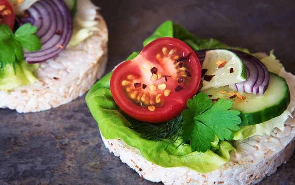 Comida saludable - sándwiches, pasteles de arroz con lechuga, tomate, pepino, cebolla y perejil — Foto de Stock