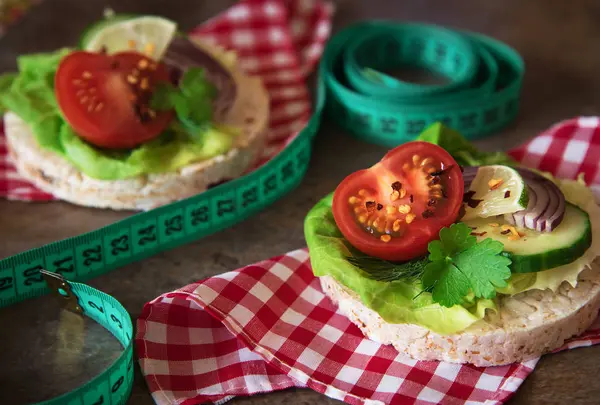 Comida saludable - sándwiches, pasteles de arroz con lechuga, tomate, cucu — Foto de Stock