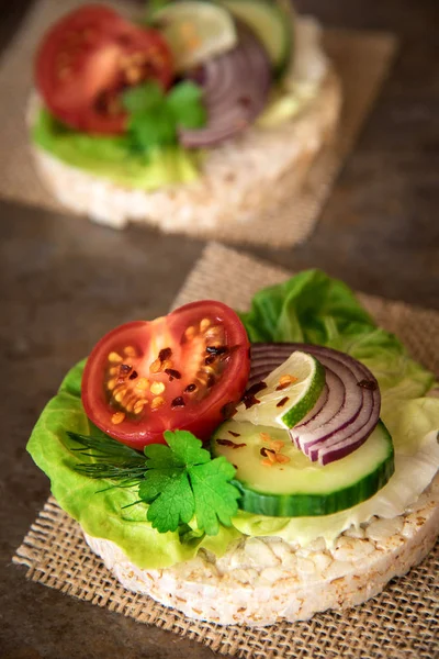 Alimentos saudáveis - sanduíches, bolos de arroz com alface, tomate, cucu — Fotografia de Stock