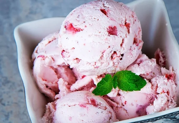 Glace à la fraise maison aux fraises fraîches et aux feuilles de menthe poivrée — Photo