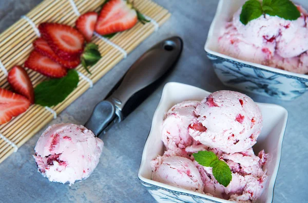 Domowej roboty lody truskawkowe z świeżych truskawek i liści mięty pieprzowej — Zdjęcie stockowe