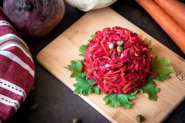 Insalata fresca e colorata: barbabietole, carote, cavoli serviti su una tavola di legno. Concetto di cibo vegetariano o sano — Foto Stock